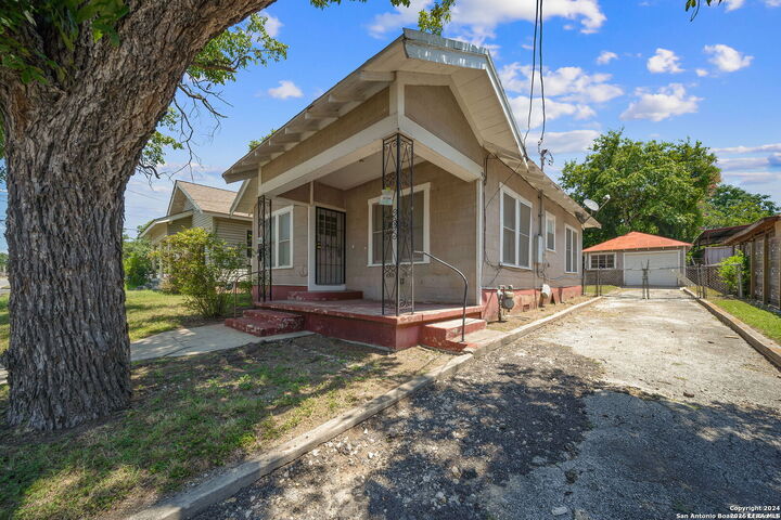 Property Photo: 906 S Gevers St TX 78210