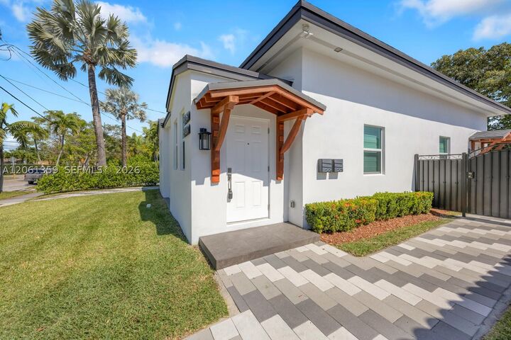 Property Photo:  2426 SW 25th St 2426  FL 33133 