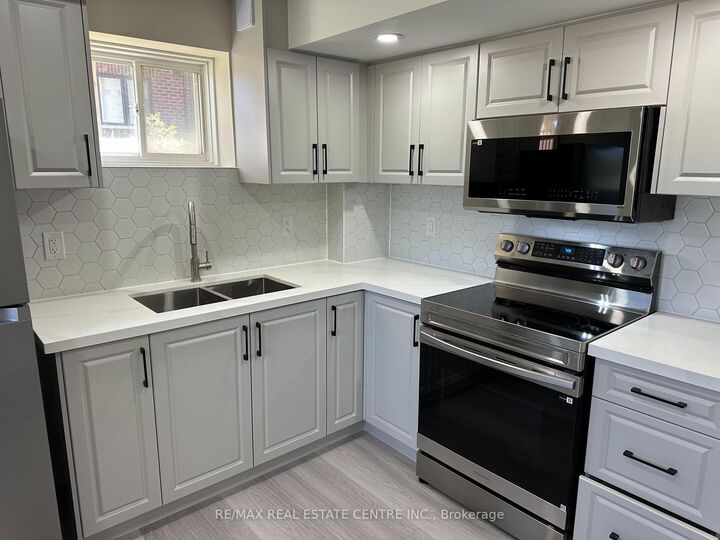 Photo de la propriété: 1316 Kaniv Street ON L6M 5R3