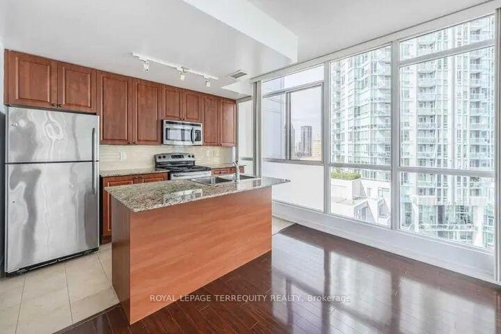Property Photo: 225 Webb Drive 1505 ON L5B 4P2