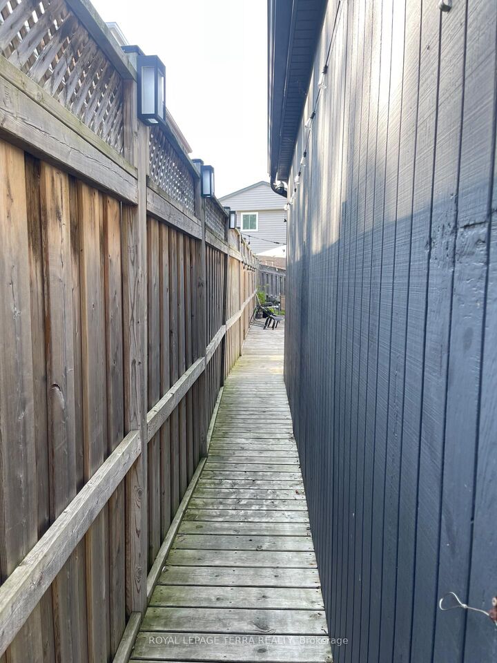 Photo de la propriété: 32 Slater Crescent ON L1S 3J3