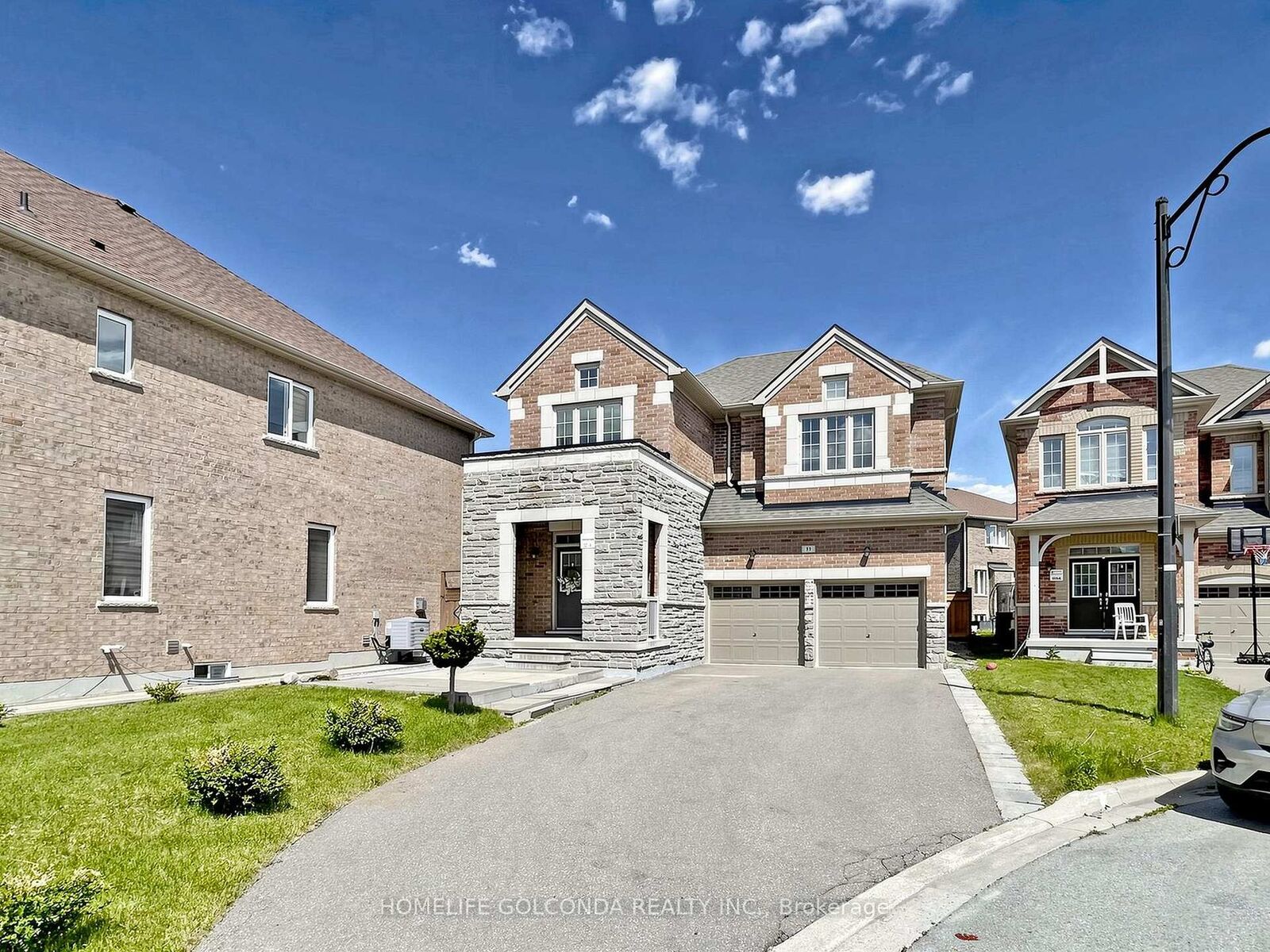 Property Photo: 31 Bolsby Court ON L4G 1B7