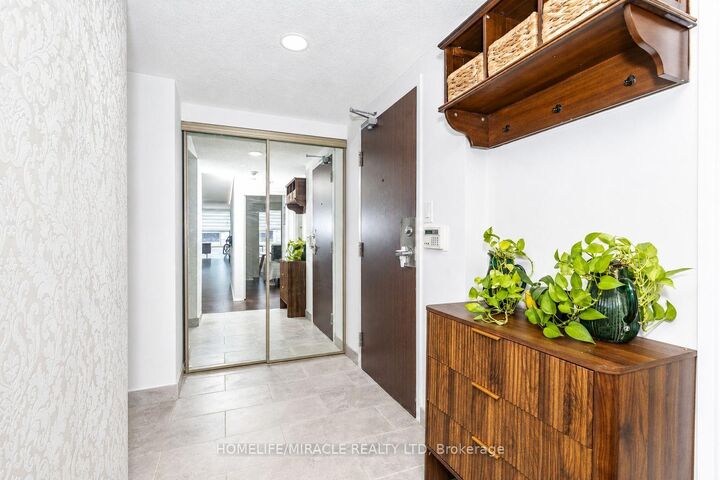 Property Photo:  5785 Yonge Street 306  ON M2M 4J2 
