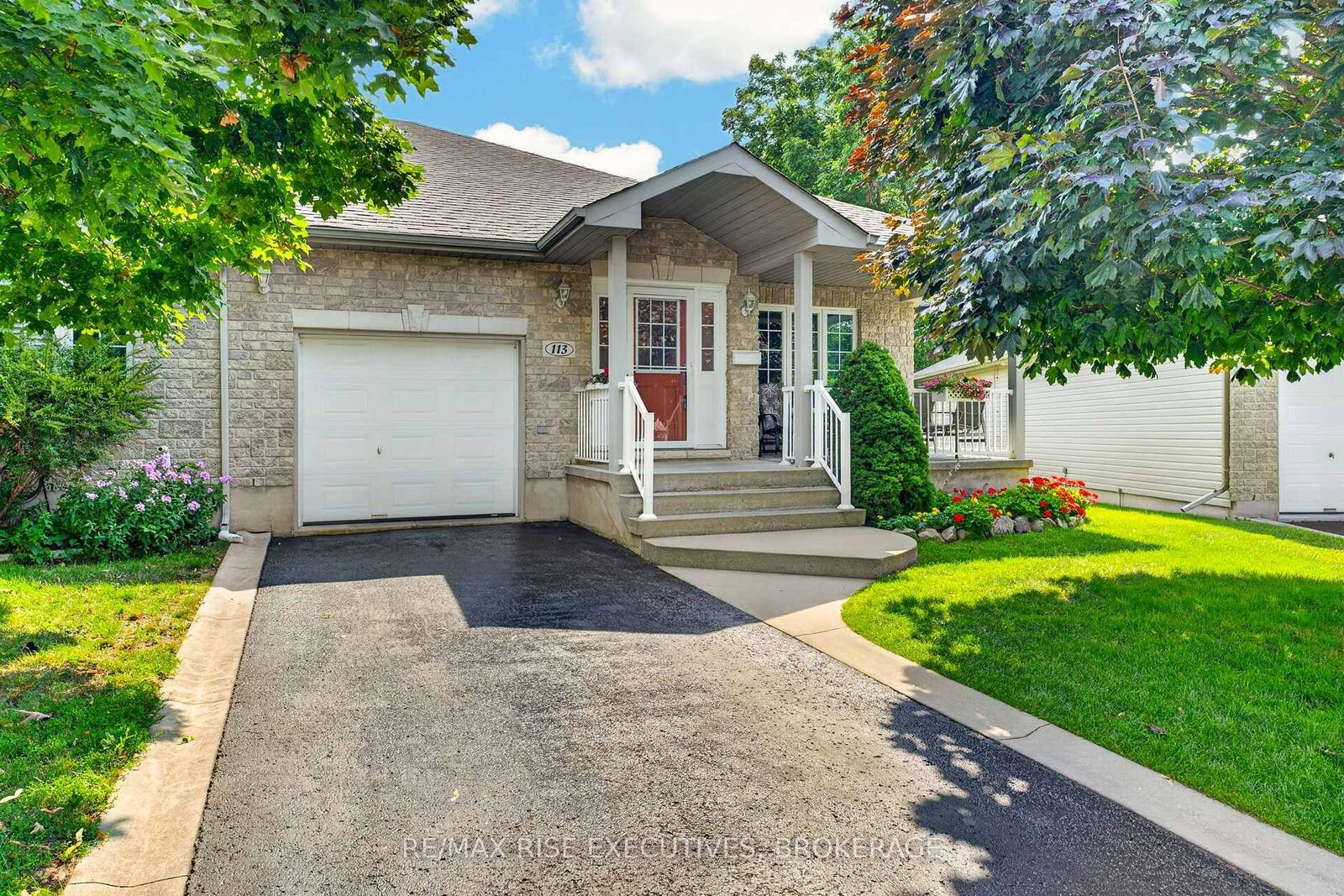 Photo de la propriété: 113 Ellesmeer Avenue ON K7P 3H9