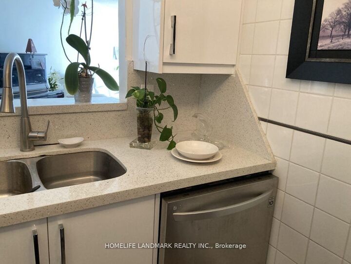 Property Photo:  5 Concorde Place 1003  ON M3C 3M8 
