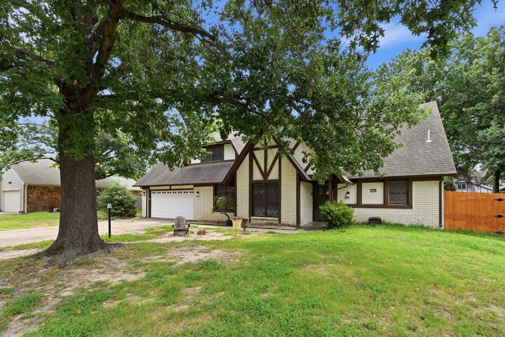 Property Photo: 5008 E 97th Place OK 74137