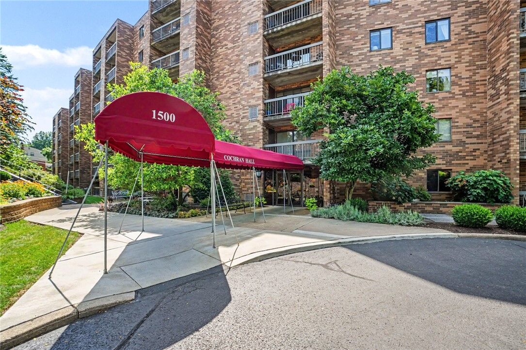 Property Photo:  1500 Cochran Road 515  PA 15243 