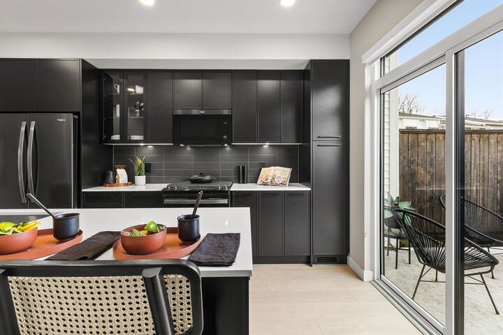 Property Photo:  2886 Montrose Avenue 3  BC V2S 0N7 