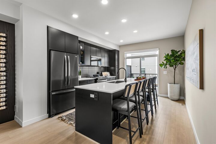 Property Photo: 2886 Montrose Avenue 3 BC V2S 0N7