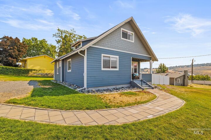 Property Photo:  610 18th Ave  WA 99403 