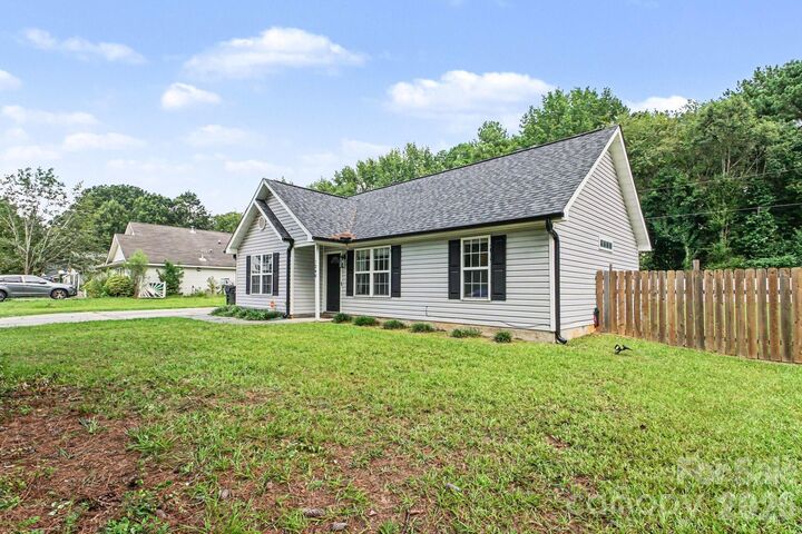 Property Photo: 1240 Log Cabin Road NC 28213