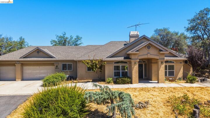 Property Photo: 16475 Crestridge Ave CA 95370