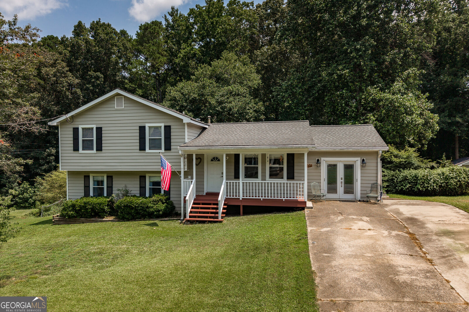 Property Photo: 2665 Oak Log Way GA 30519