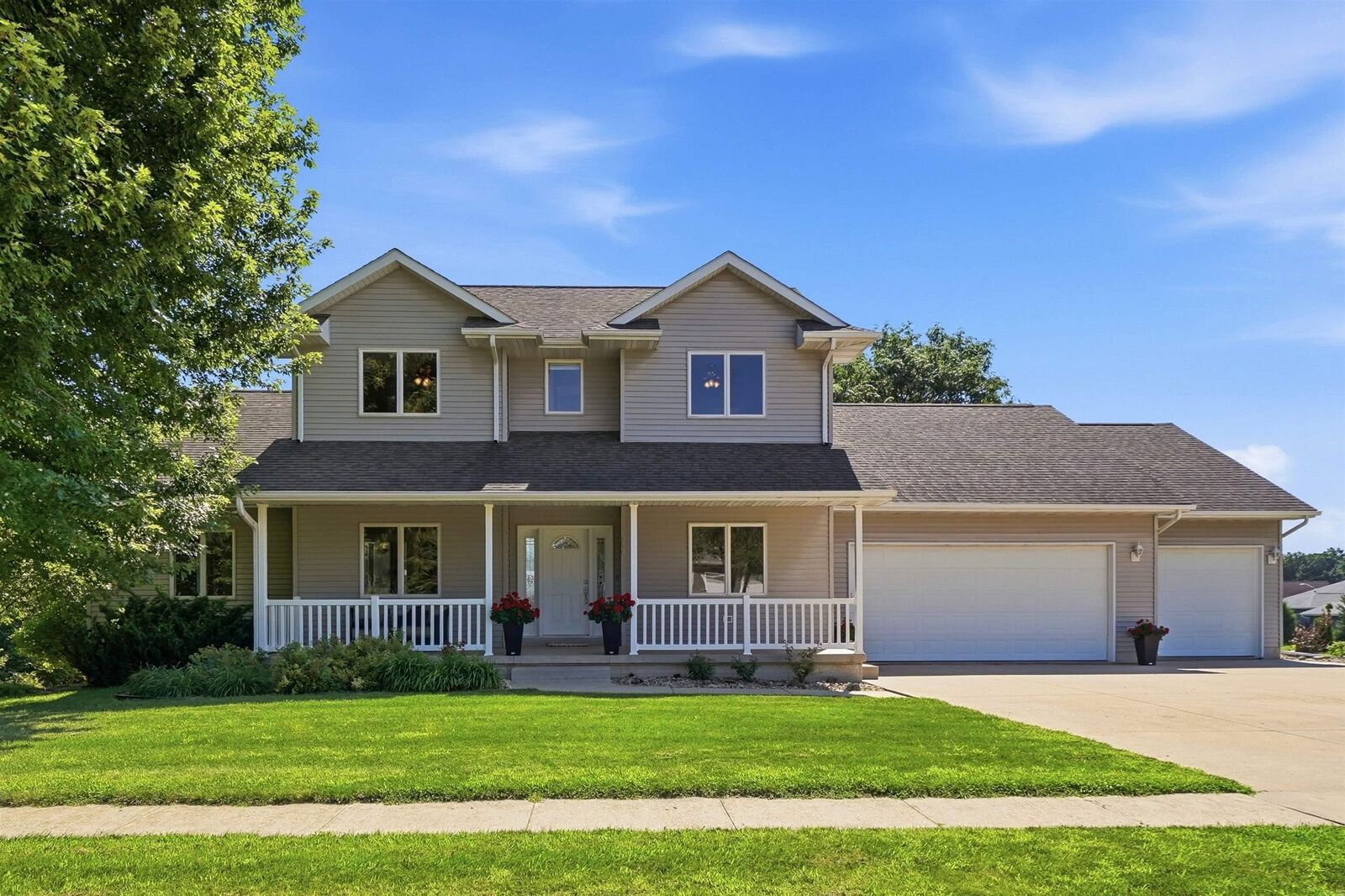 Property Photo:  310 12th Street NE  IA 50677 