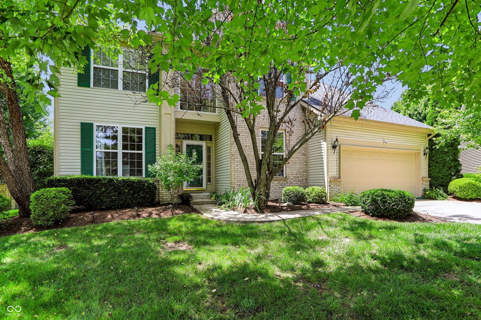 Property Photo: 11810 Queenwood Court IN 46037