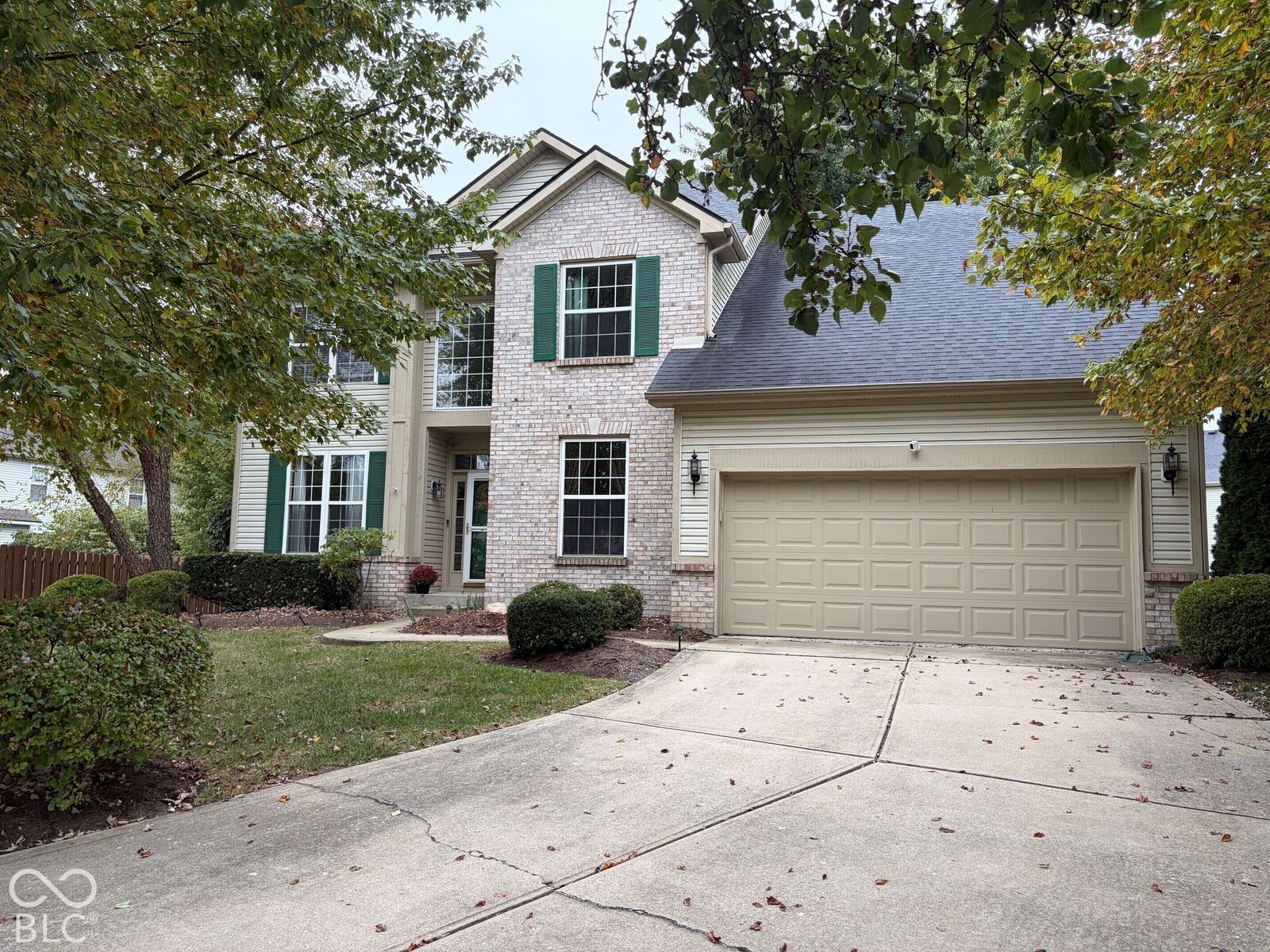 Property Photo: 11810 Queenwood Court IN 46037