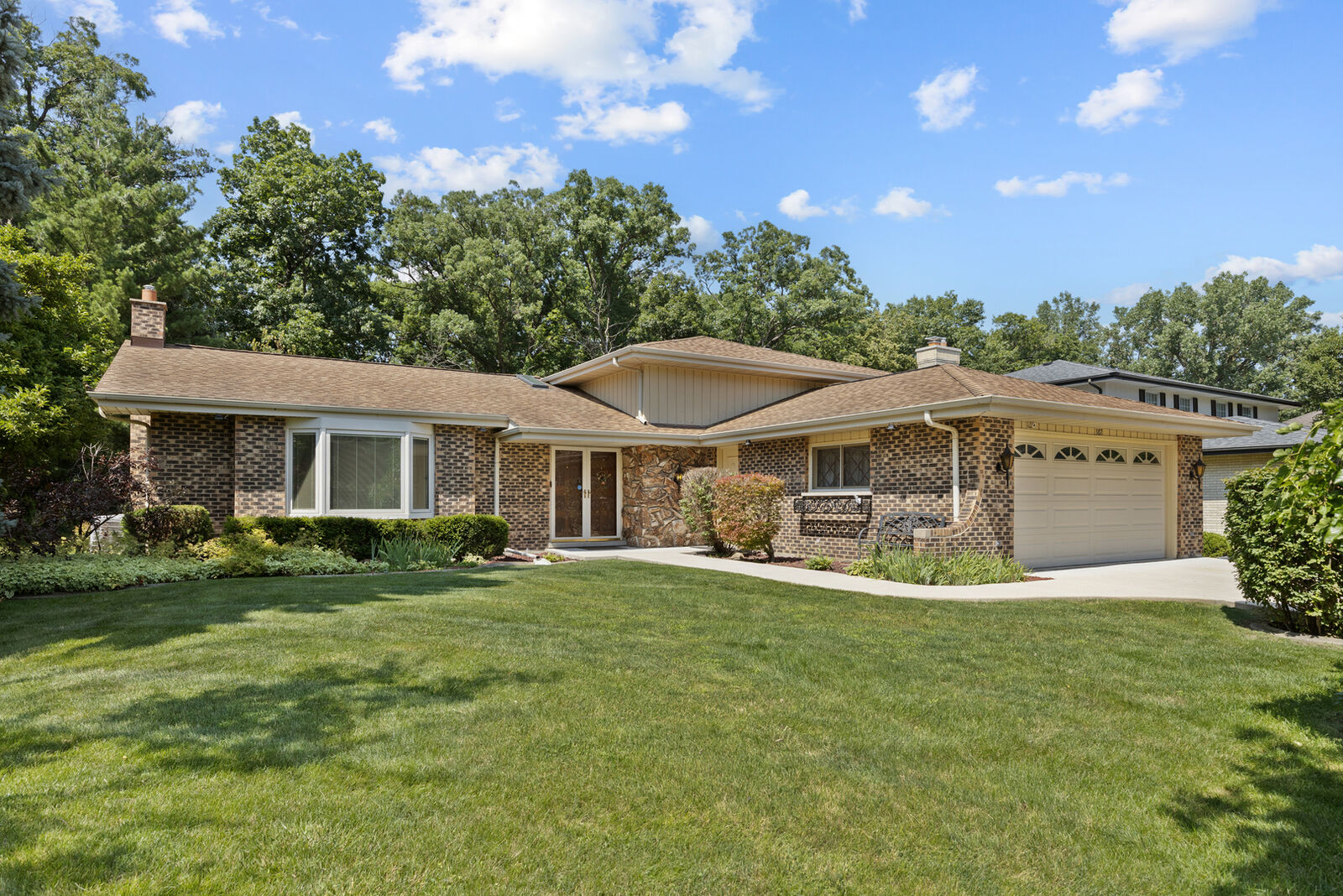 Property Photo: 387 Woodlane Court IL 60191