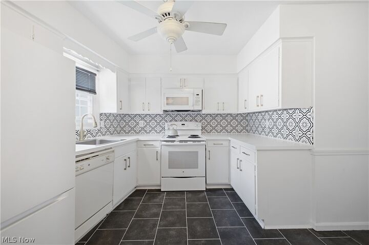 Property Photo: 7 Meadowlawn Drive 20 OH 44060