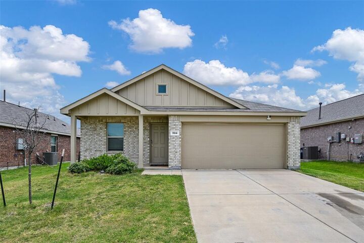 Property Photo: 1104 Crestview Drive TX 75141