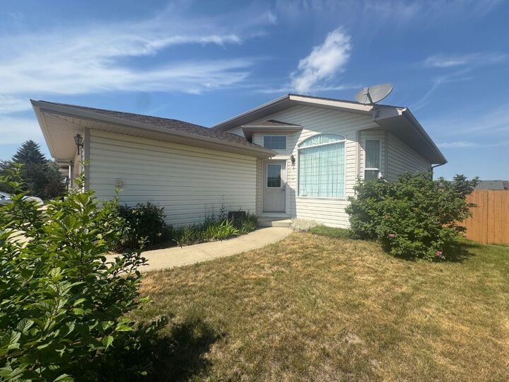 Property Photo:  114 Sunridge Avenue  AB T0M 0J0 