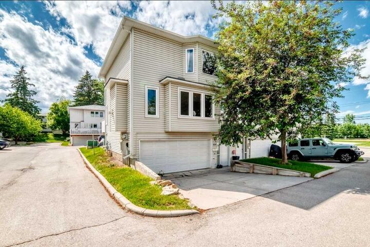 Property Photo:  672 Killarney Glen Court SW  AB T3E 7H4 