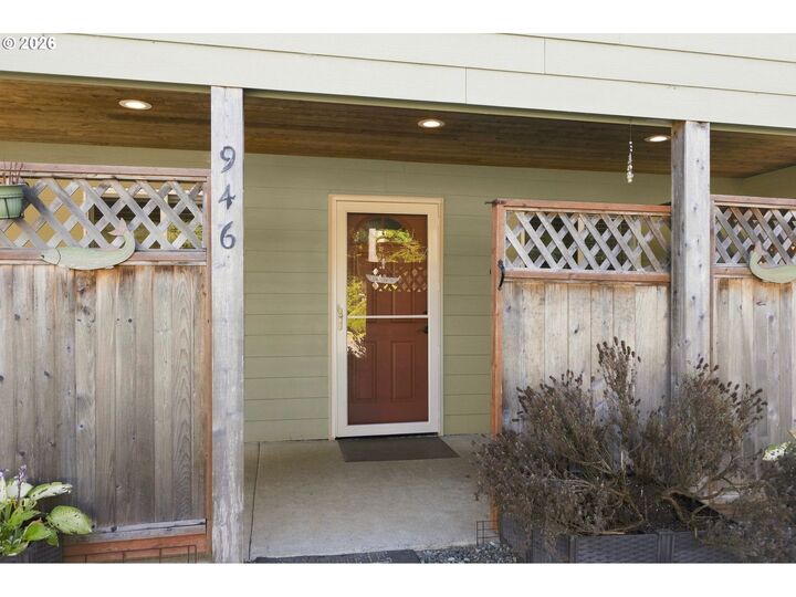 Property Photo:  946 S Easy St  OR 97136 