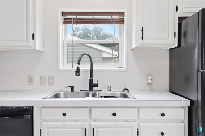 Property Photo:  704 N Redbird Pl  SD 57107 