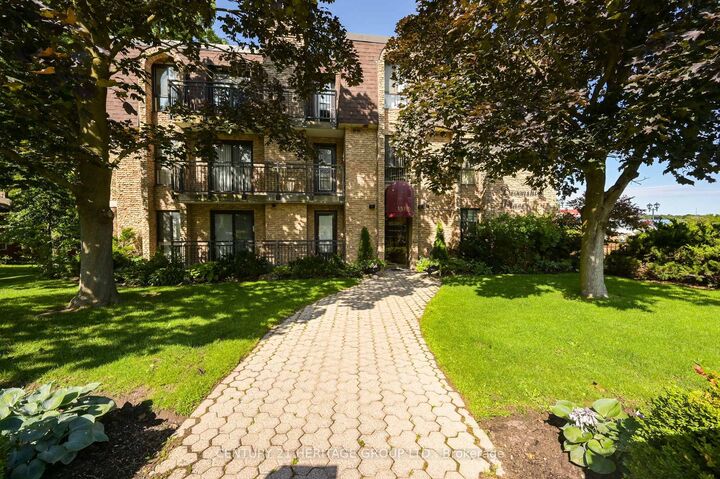 Property Photo: 15390 Yonge Street Ph 1 ON L4G 1N8