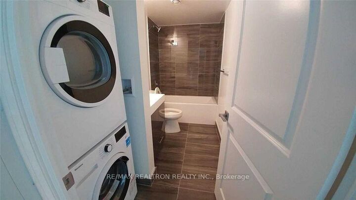 Property Photo:  251 Jarvis Street 4013  ON M3B 0C3 
