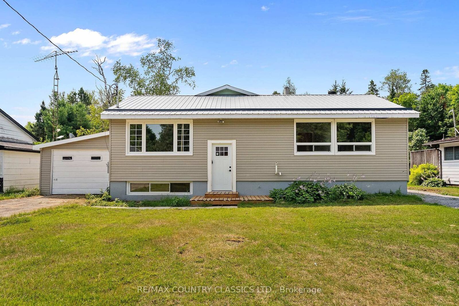Property Photo:  1043 Estates Road  ON K0L 1C0 
