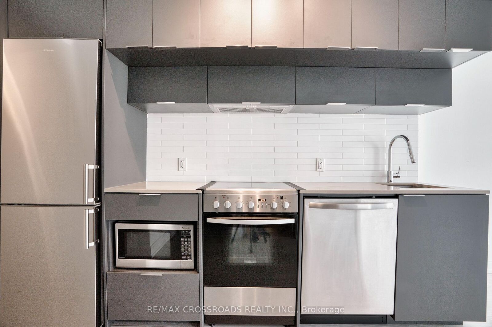 Property Photo:  181 Dundas Street E 1815  ON M5A 0N5 