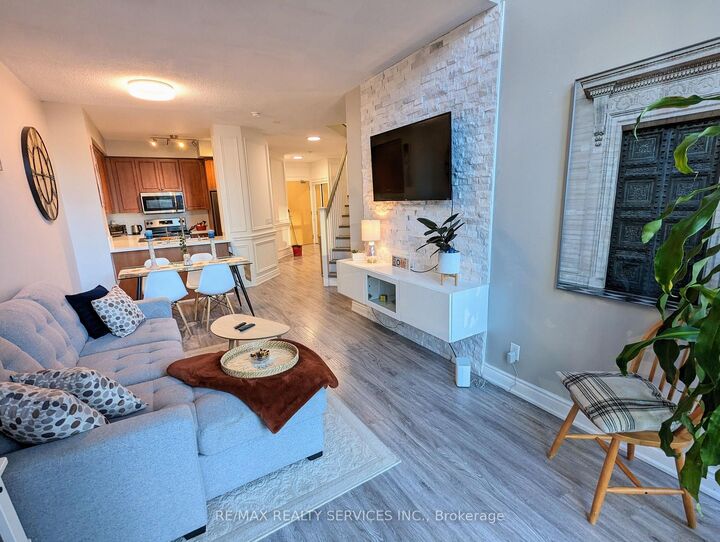 Property Photo:  220 Burnhamthorpe Road W 711  ON L5B 4N4 