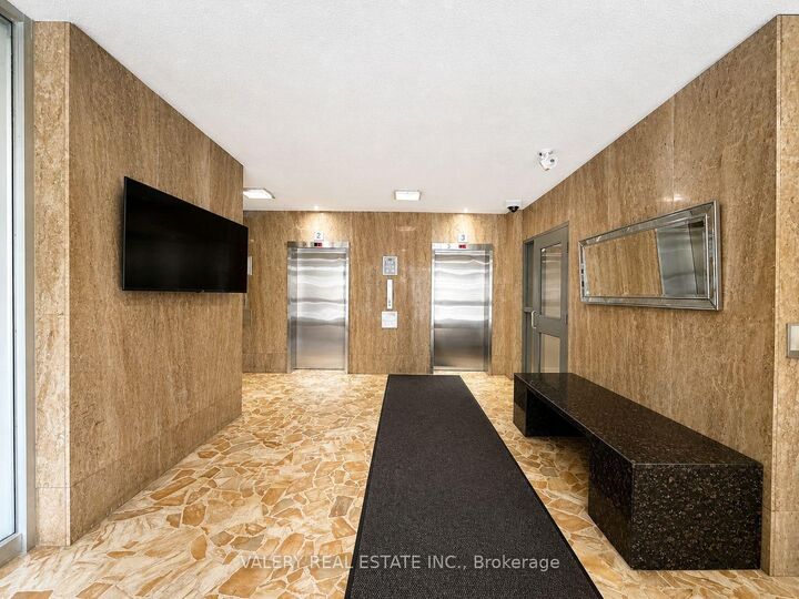 Property Photo:  70 Park Street E 407  ON L5G 1M5 