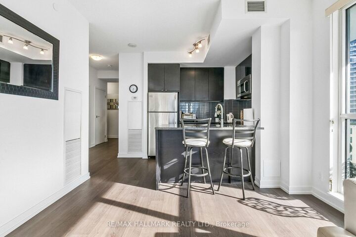 Property Photo: 98 Lillian Street 1212 ON M4S 0A5