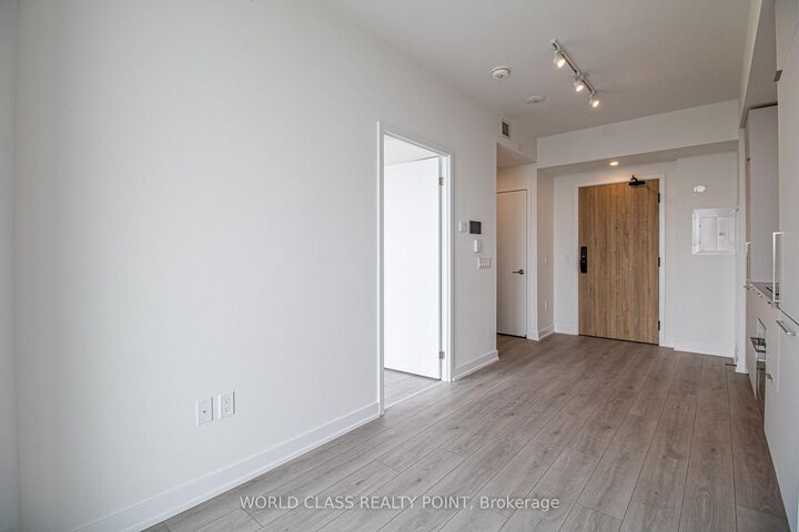 Property Photo:  1 Fairview Road E 1210  ON L5A 0B4 