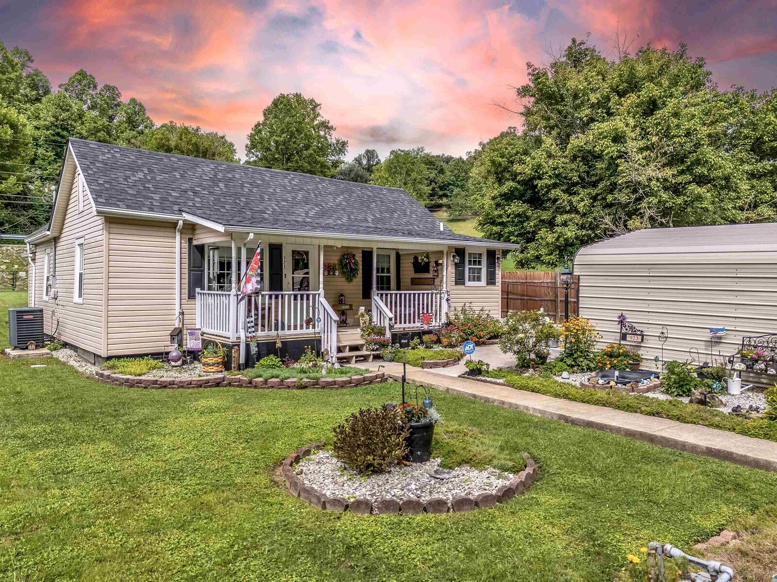 Property Photo: 923 Henderson Branch Rd KY 41164