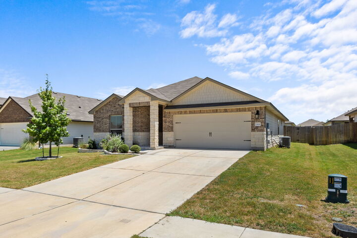 Property Photo: 144 Onna Street TX 76574