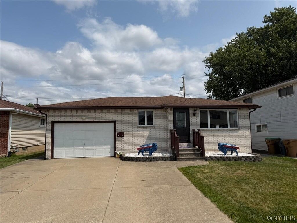 Property Photo: 32 Rosemead Lane NY 14227