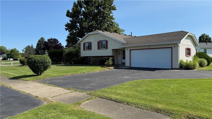 Property Photo:  10 Lightwood Lane  NY 14606 