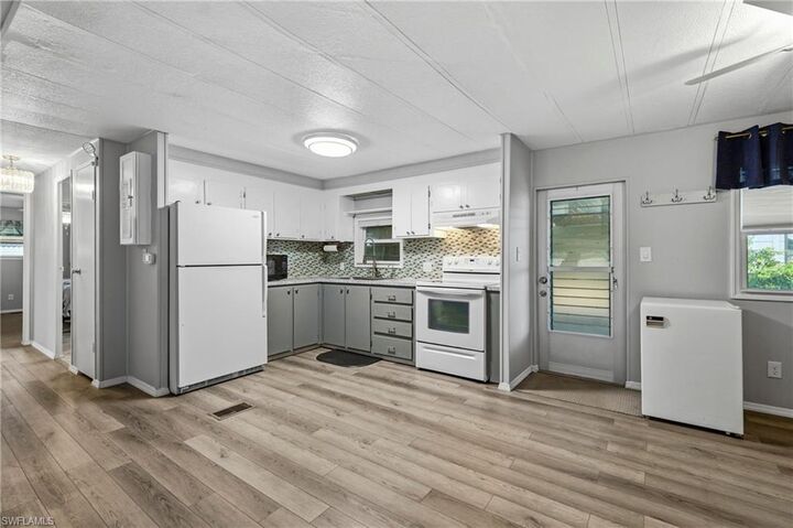 Property Photo: 195 Domingo Dr FL 33905