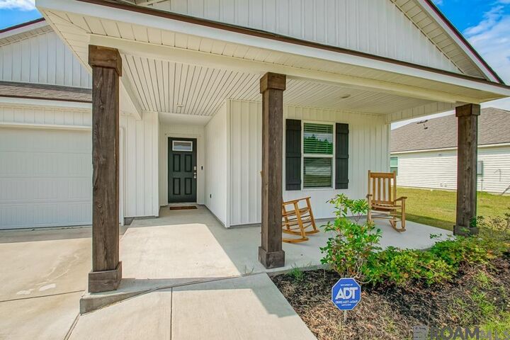Property Photo: 5430 Bachman Ct LA 70811