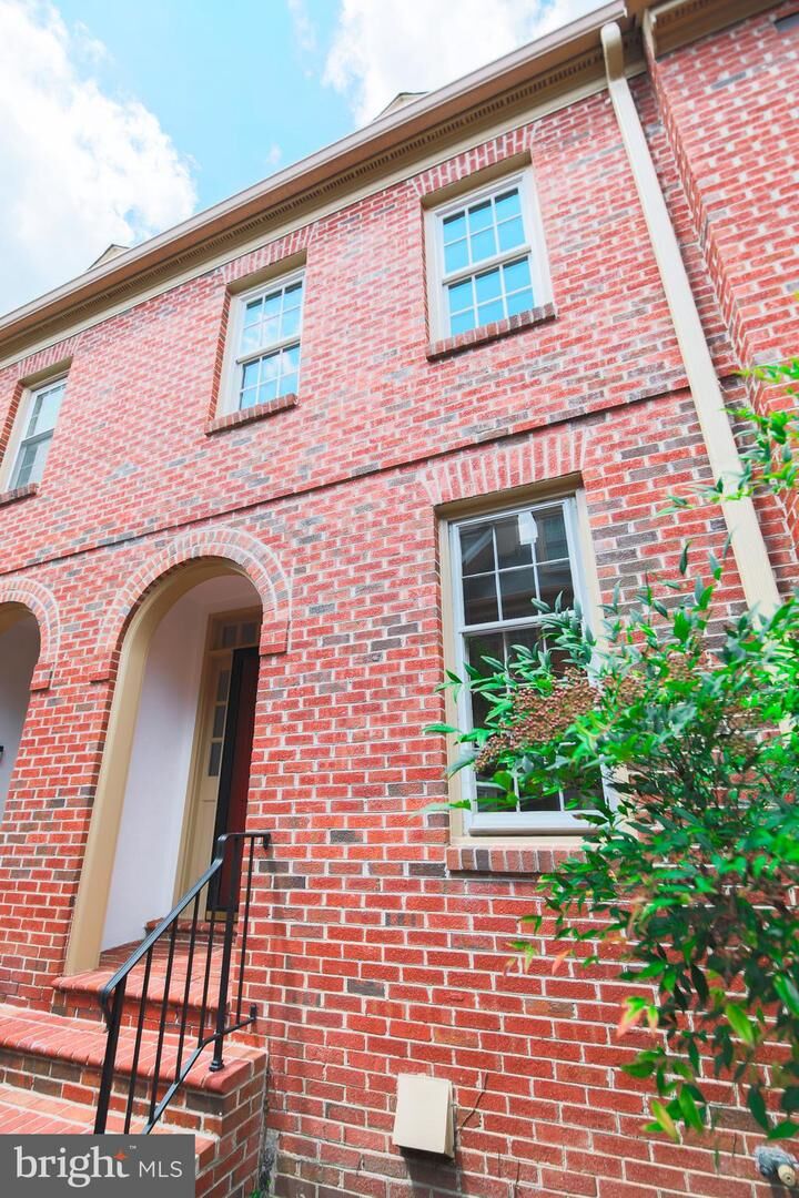 Property Photo: 649 S Columbus Street VA 22314