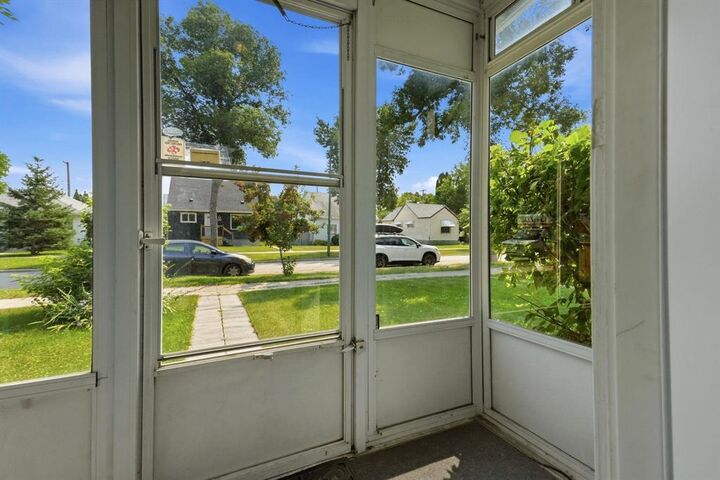 Property Photo:  695 Ebby Avenue  MB R3M 2G9 