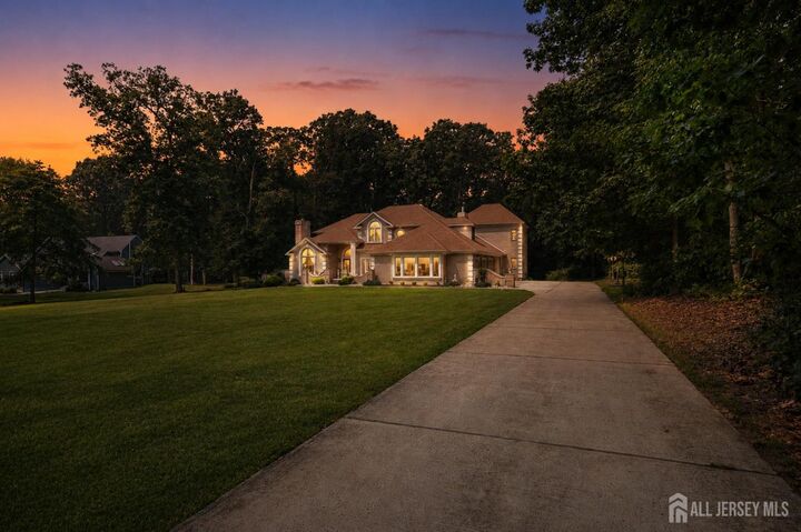 Property Photo:  