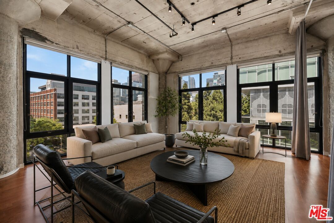 Property Photo: 330 W 11th St, Unit 406 CA 90015