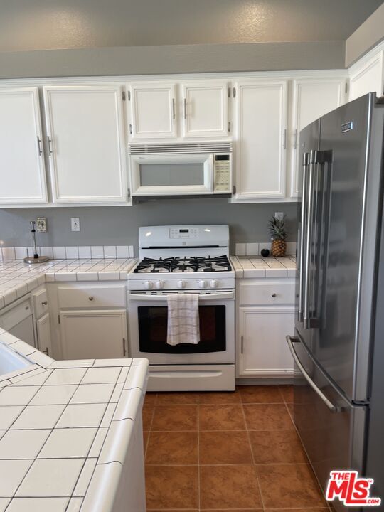 Property Photo:  2611 Gemstone Ave  CA 93551 