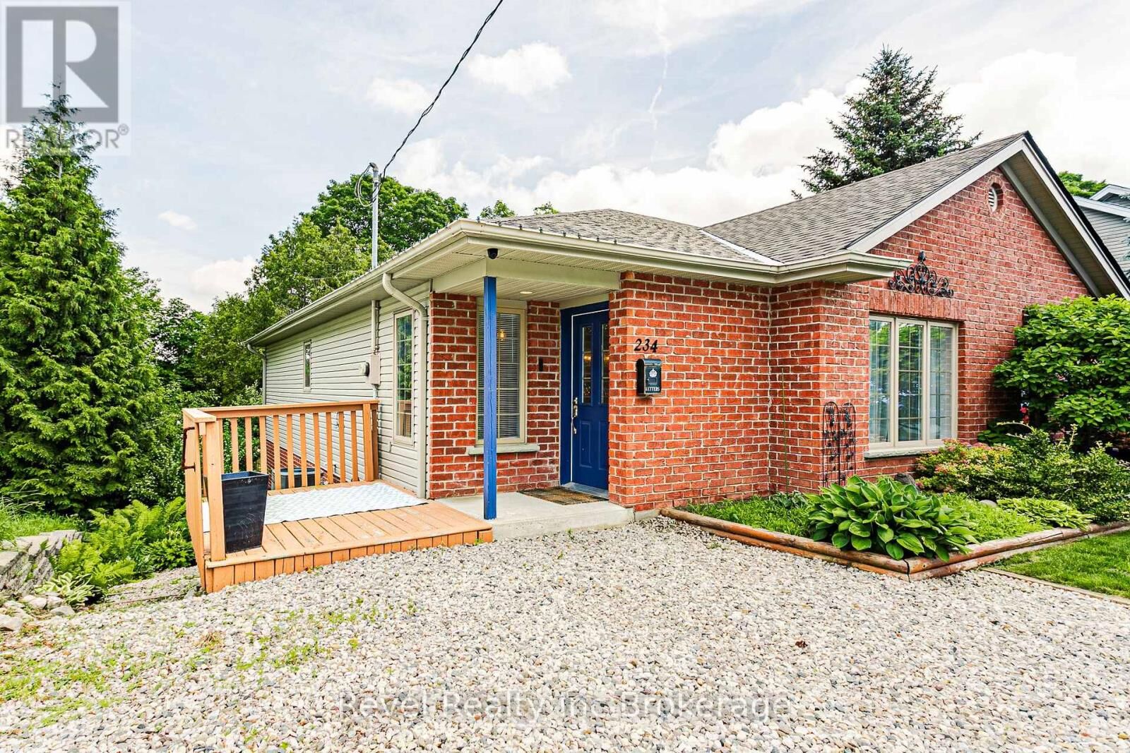 Property Photo:  234 Thames Street North  ON N5C 3E4 