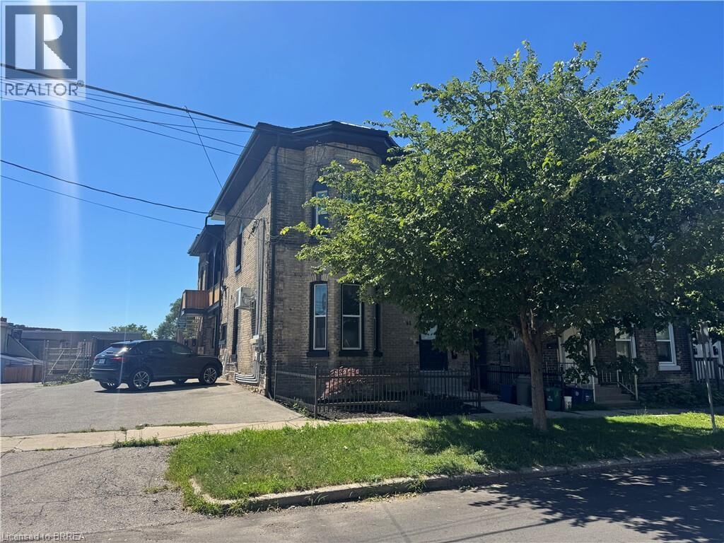 Property Photo: 92 Alfred Street 2 ON N3S 5G2