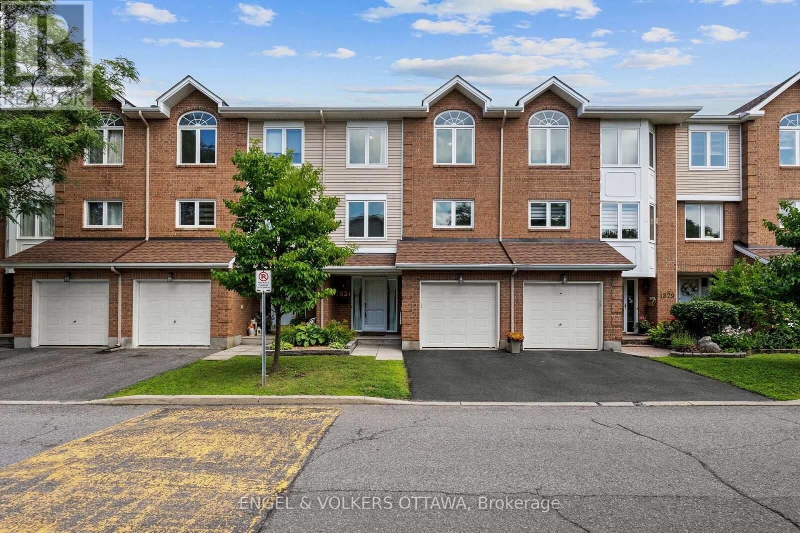 Property Photo:  1831 Summerfields Crescent  ON K1C 7B8 