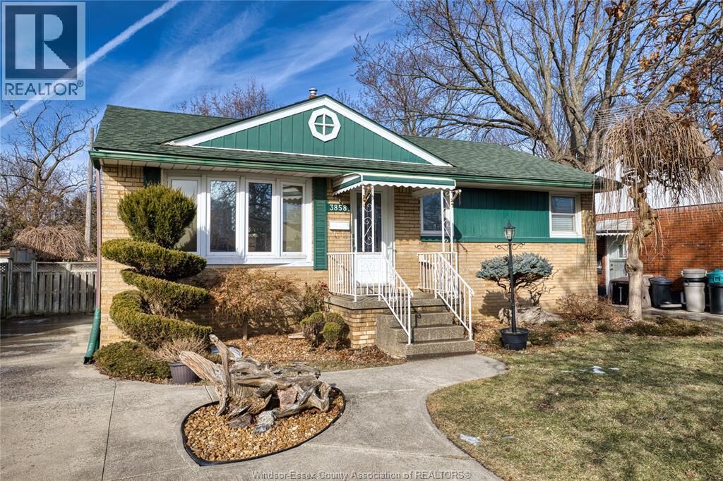 Property Photo:  3858 Hillcrest Boulevard  ON N9C 2E3 